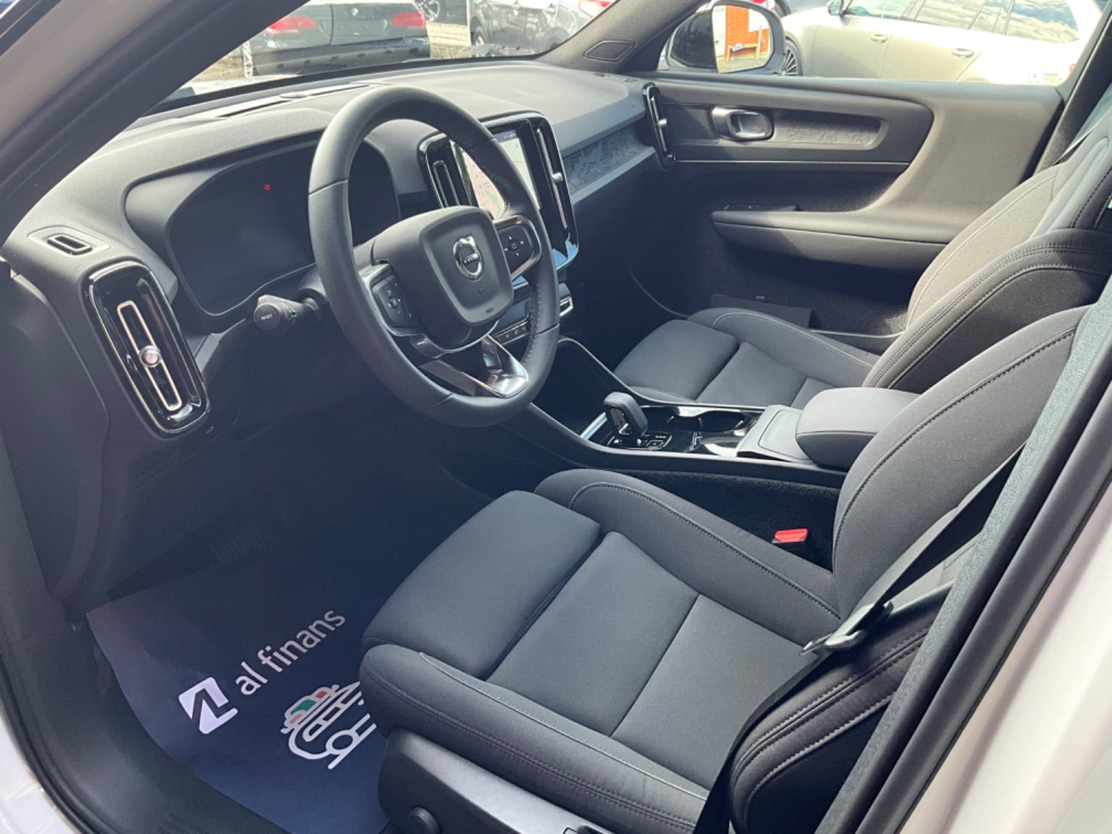 Hvid Volvo XC40 fra 2024