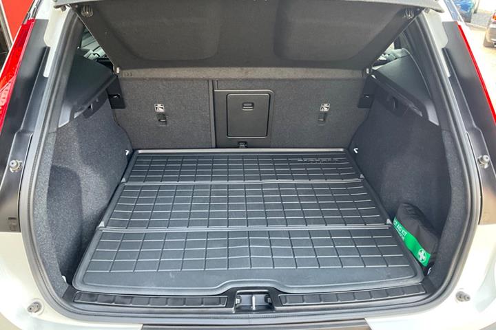 Hvid Volvo XC40 fra 2024
