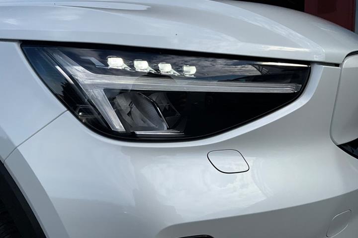 Hvid Volvo XC40 fra 2024