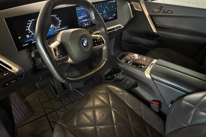 Sort BMW iX fra 2023