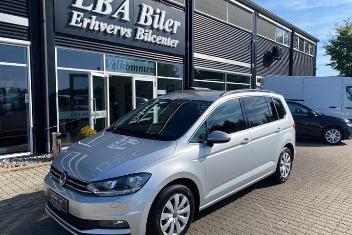 Sølv VW Touran fra 2021