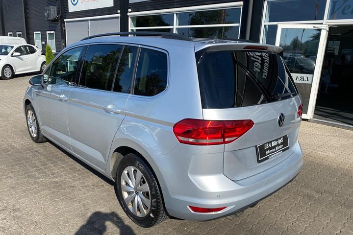 Sølv VW Touran fra 2021