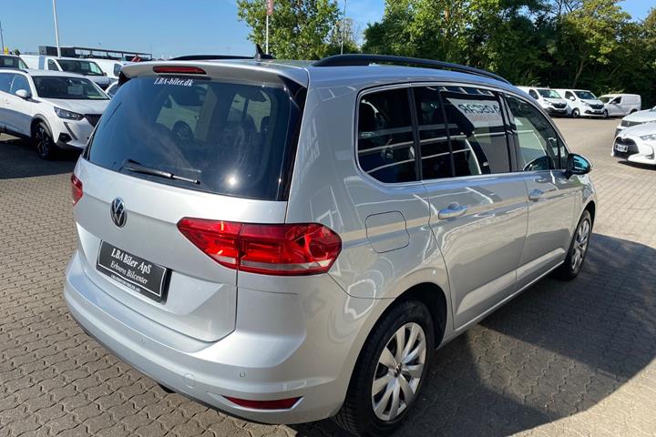 Sølv VW Touran fra 2021