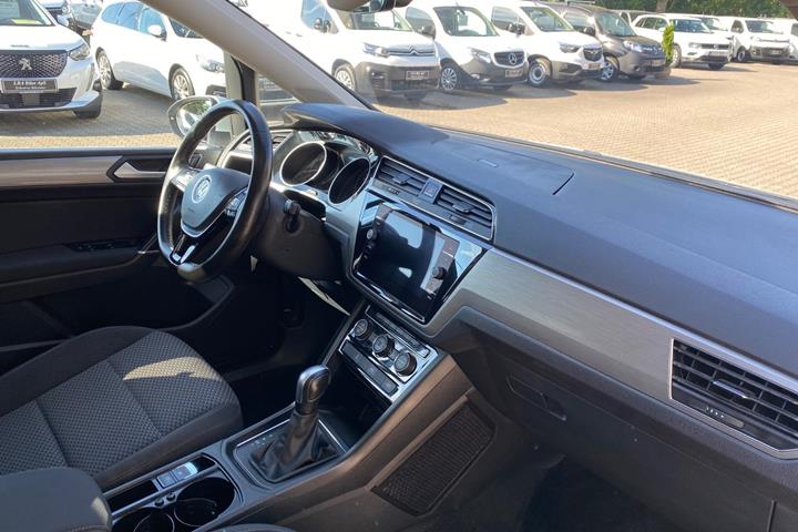 Sølv VW Touran fra 2021