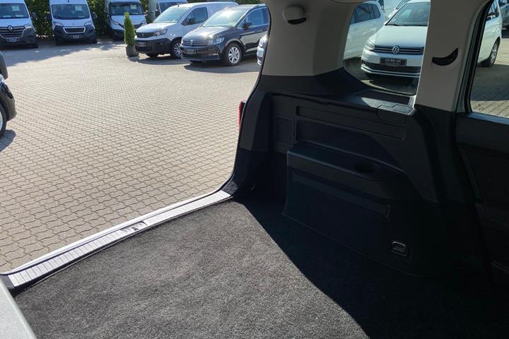 Sølv VW Touran fra 2021