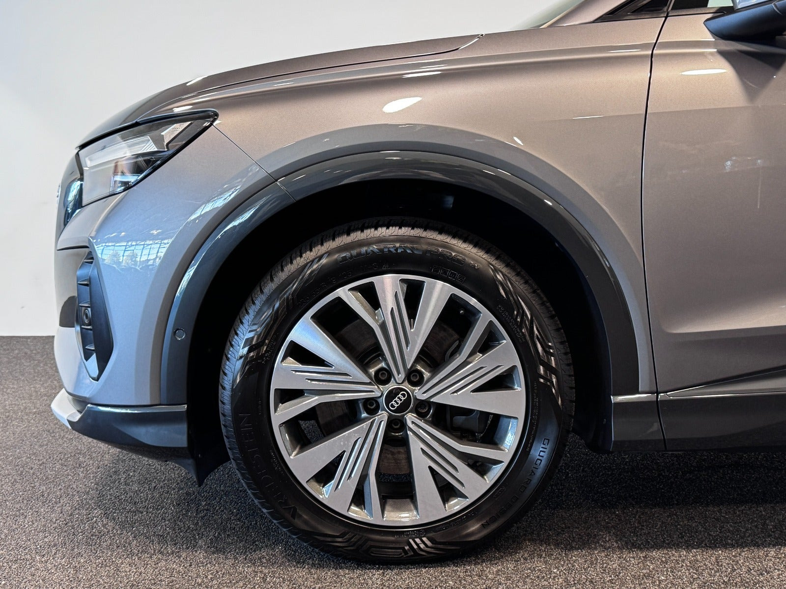 Grå Audi Q4 e-tron fra 2023