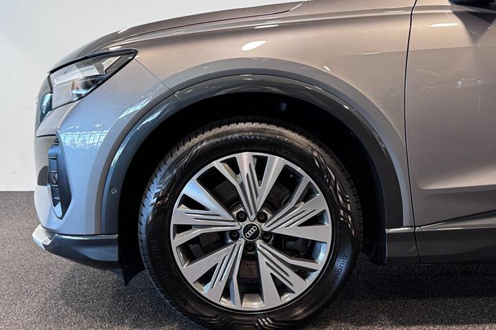 Grå Audi Q4 e-tron fra 2023