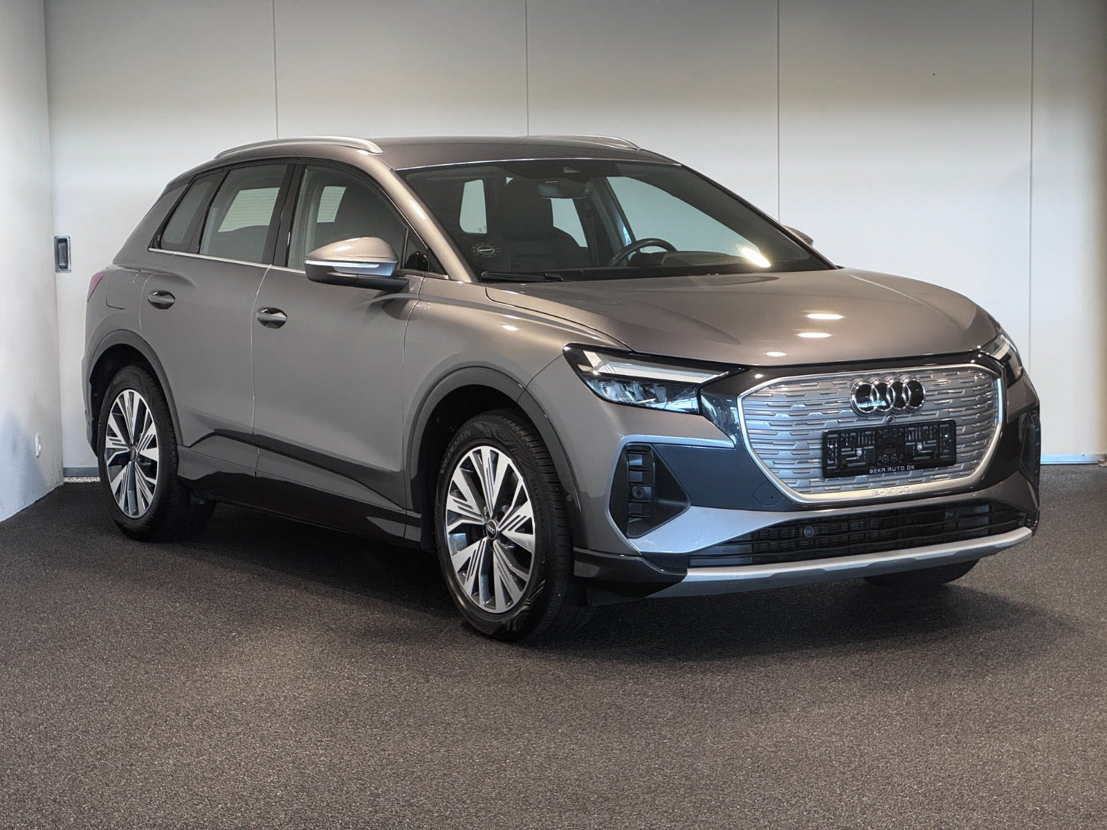 Grå Audi Q4 e-tron fra 2023