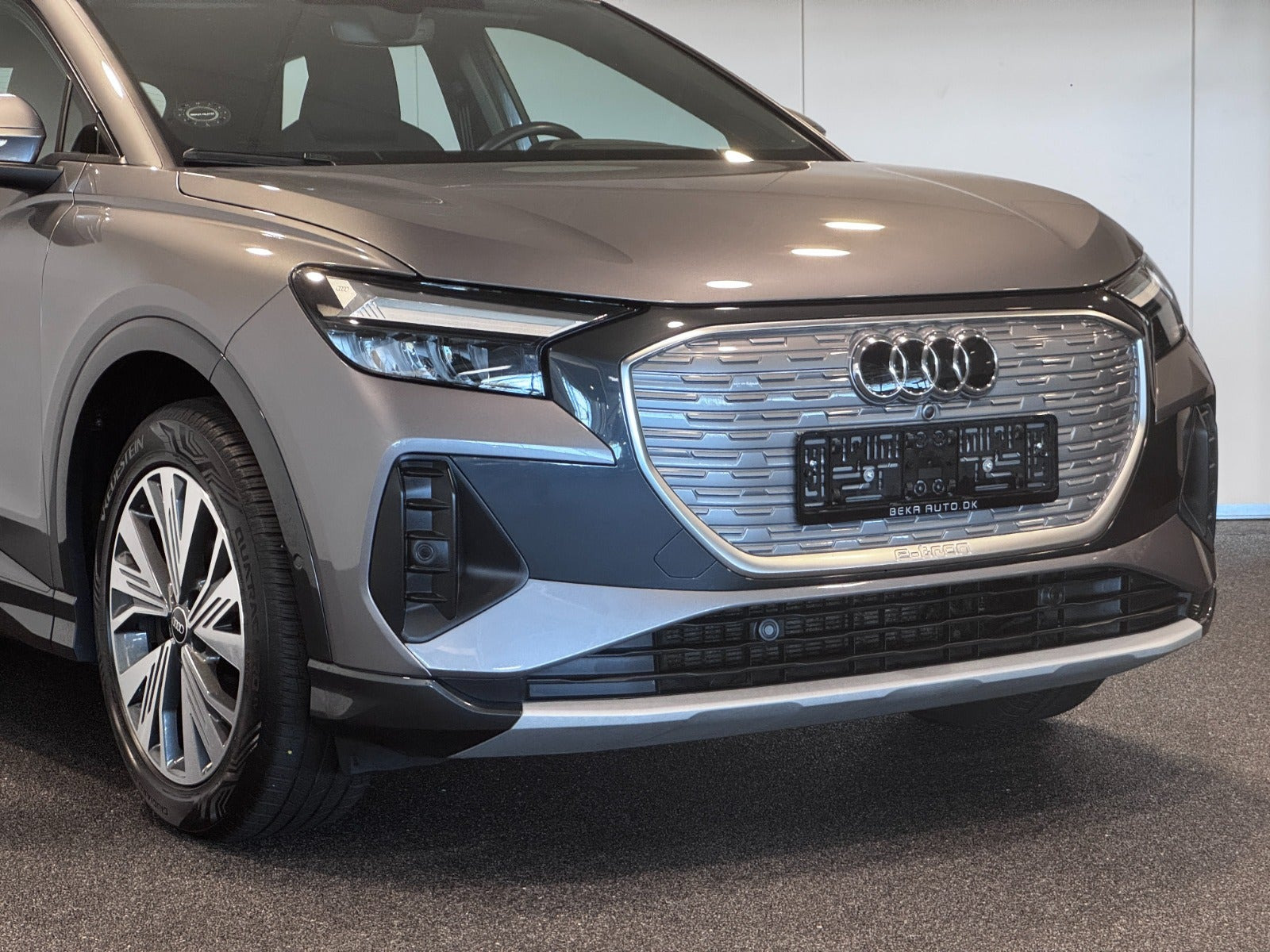 Grå Audi Q4 e-tron fra 2023