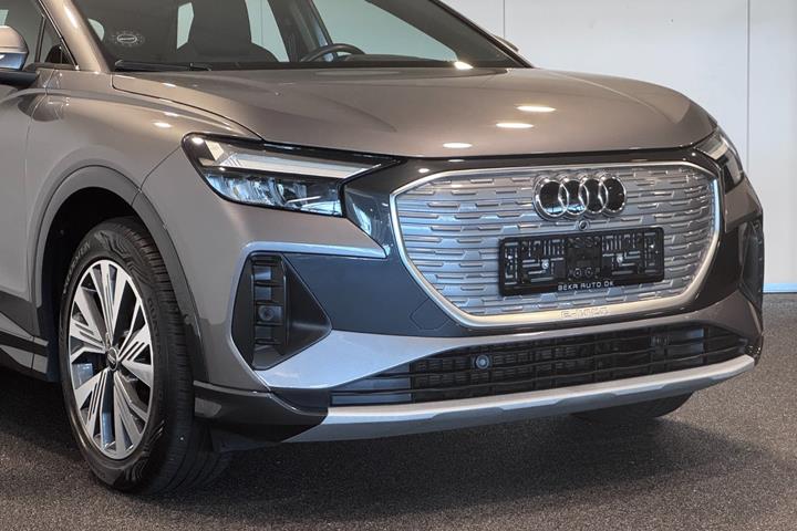 Grå Audi Q4 e-tron fra 2023