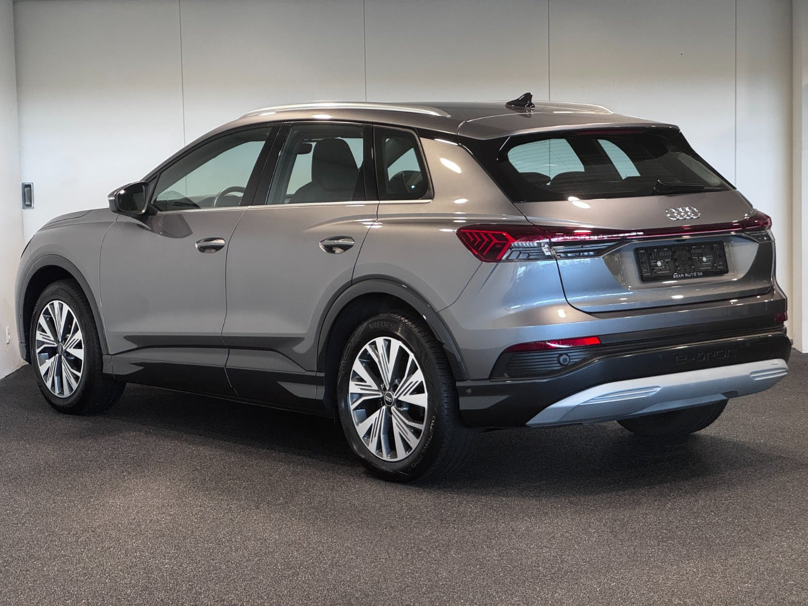 Grå Audi Q4 e-tron fra 2023