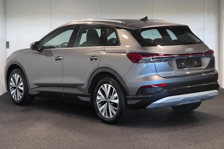 Grå Audi Q4 e-tron fra 2023