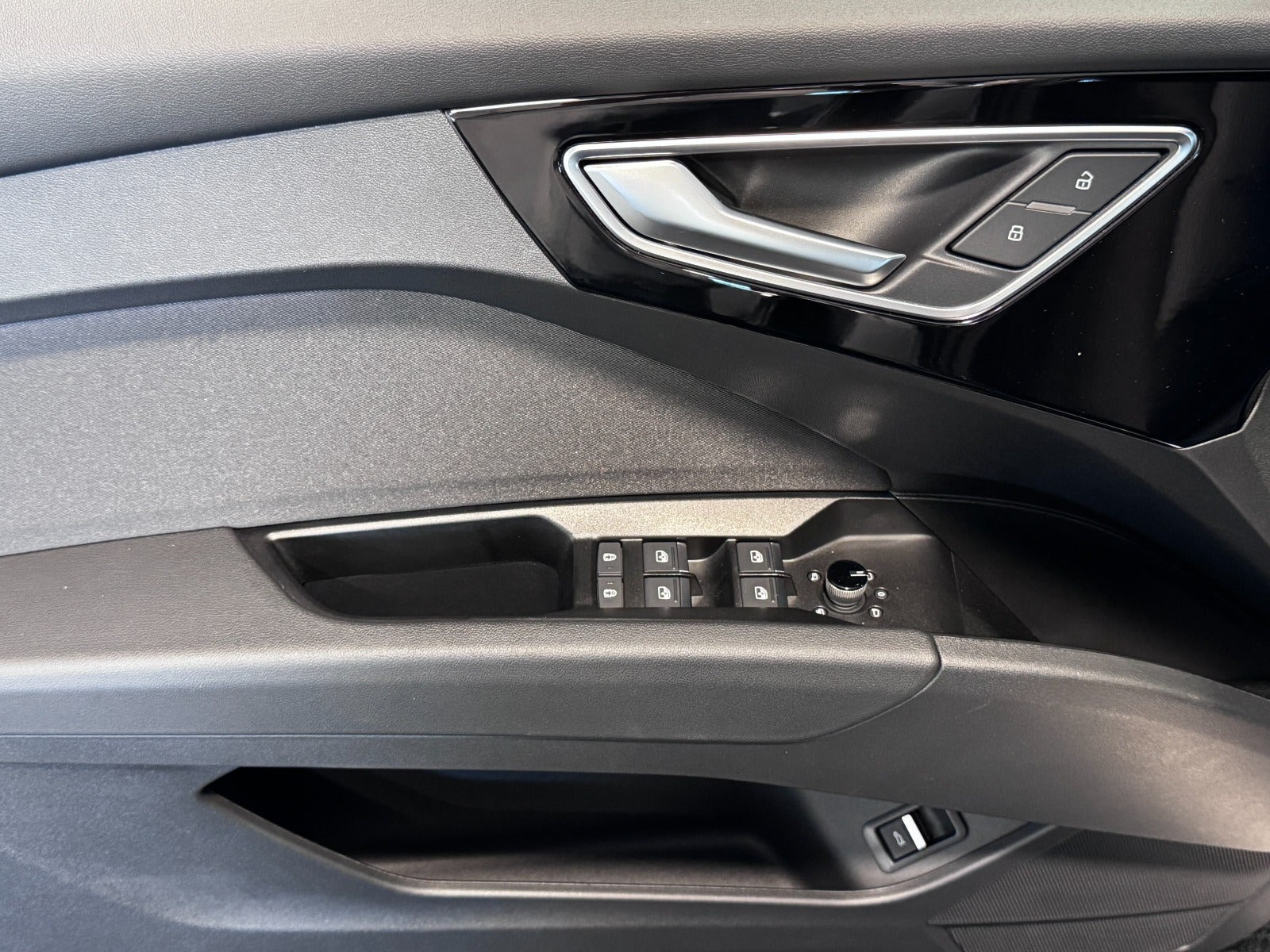 Grå Audi Q4 e-tron fra 2023