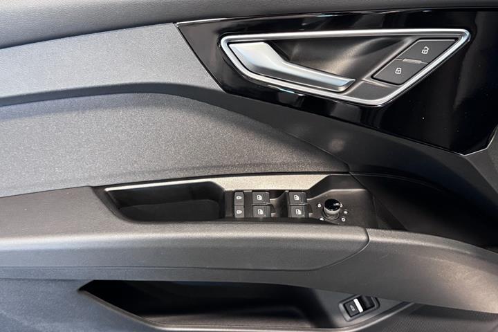 Grå Audi Q4 e-tron fra 2023