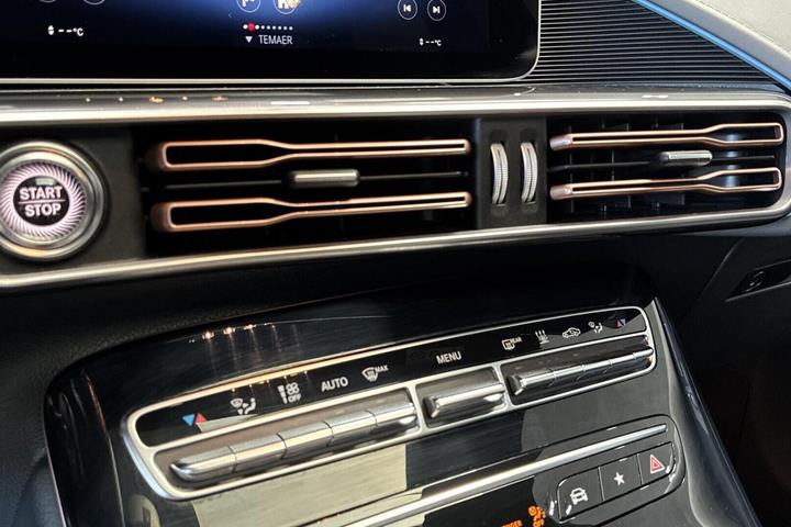 Blå Mercedes EQC400 fra 2020