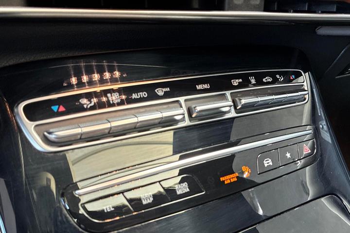 Blå Mercedes EQC400 fra 2020