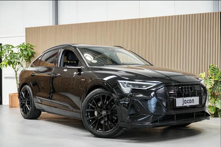 Sort Audi e-tron fra 2021 set udefra