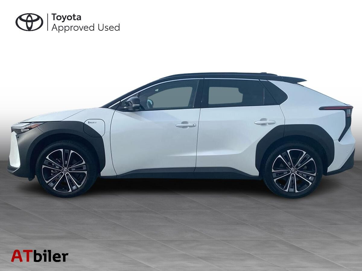Hvid Toyota BZ4X fra 2024