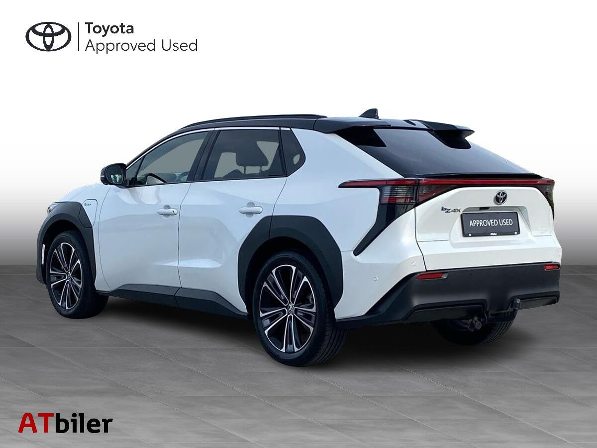 Hvid Toyota BZ4X fra 2024