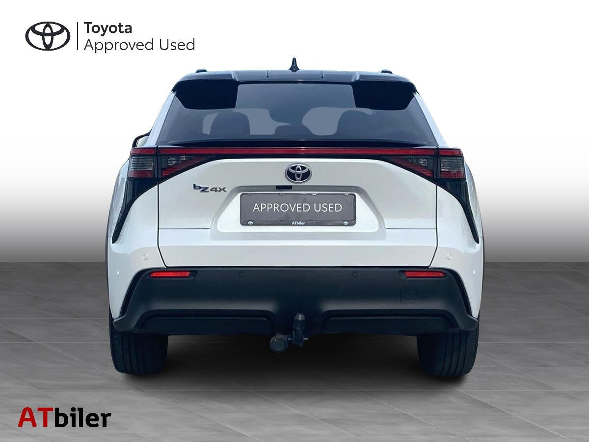 Hvid Toyota BZ4X fra 2024