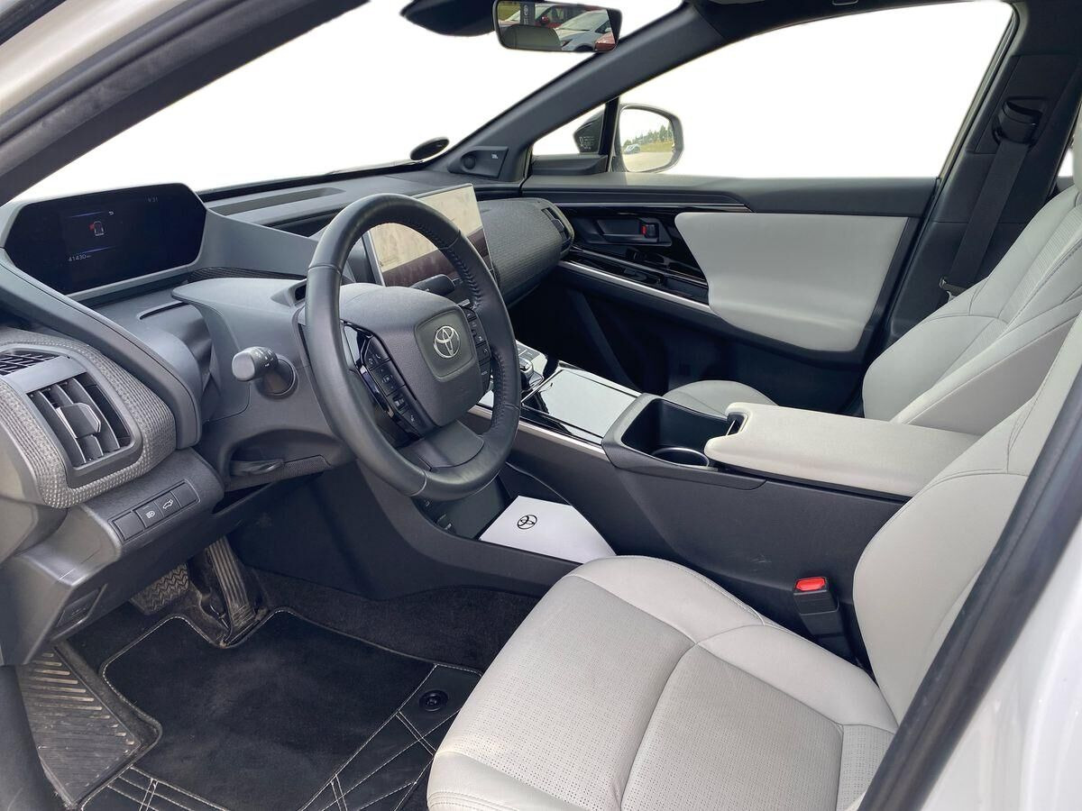Hvid Toyota BZ4X fra 2024