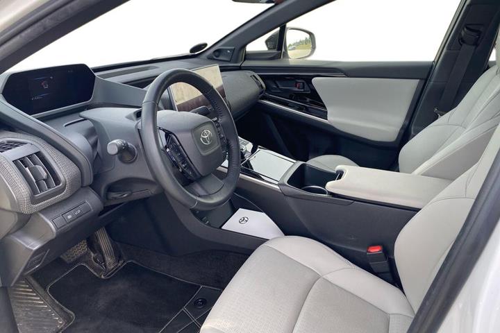 Hvid Toyota BZ4X fra 2024
