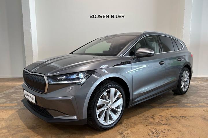 Grå Skoda Enyaq fra 2023 set udefra