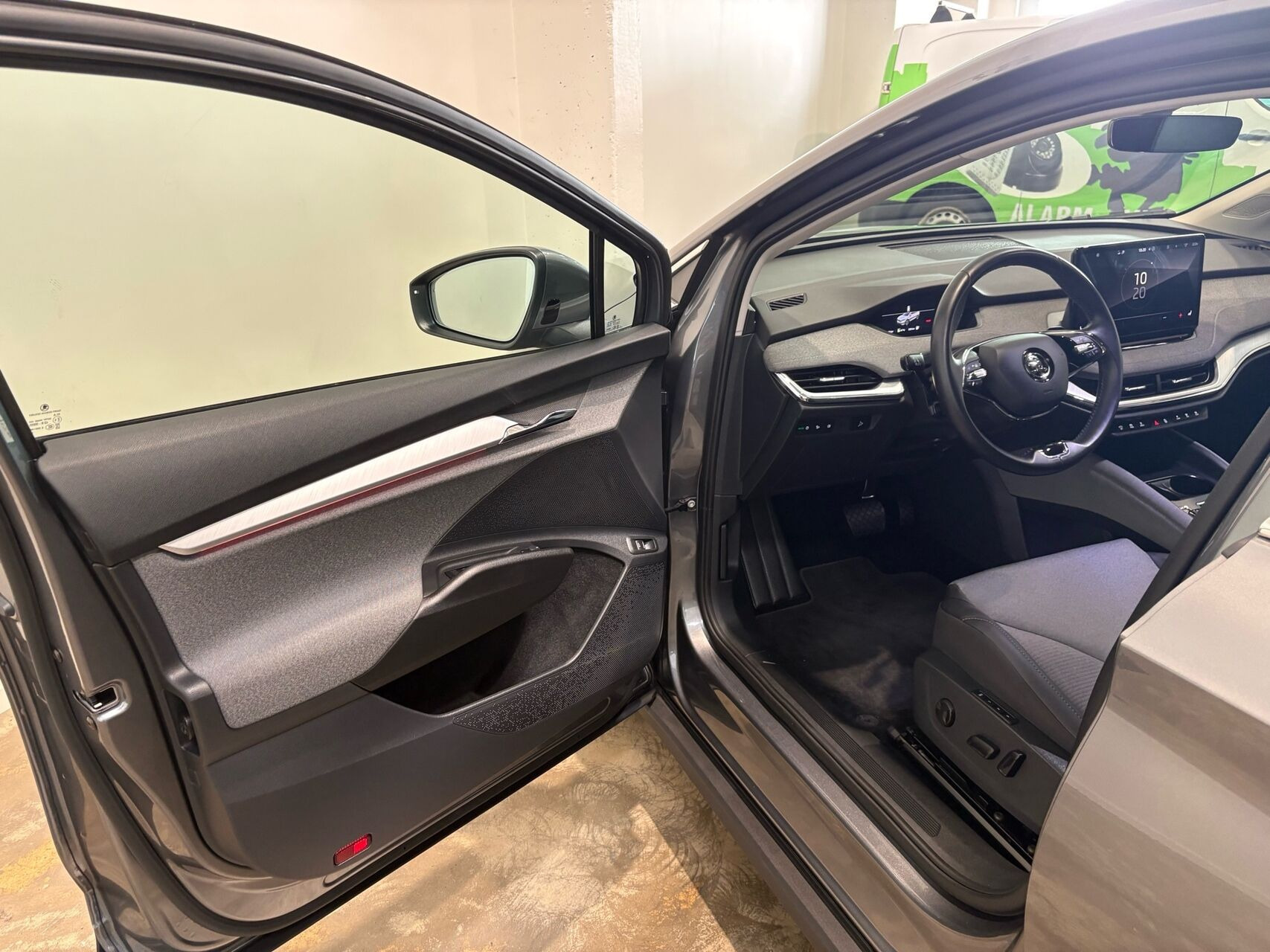 Grå Skoda Enyaq fra 2023