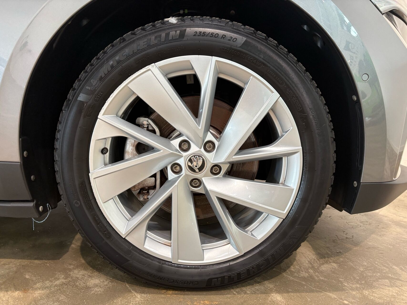 Grå Skoda Enyaq fra 2023