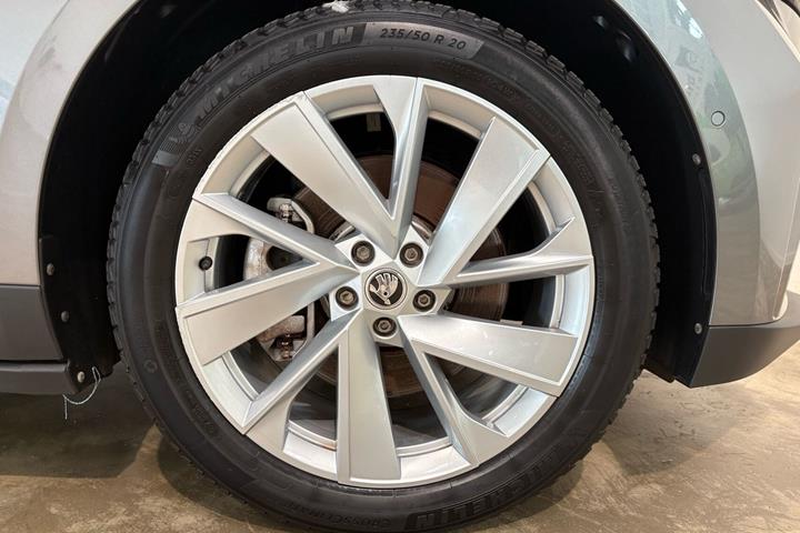 Grå Skoda Enyaq fra 2023