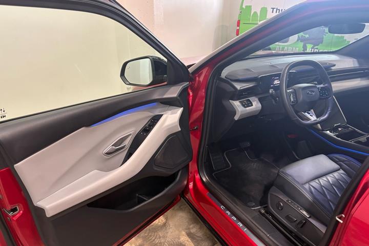 Rød Ford Capri fra 2025