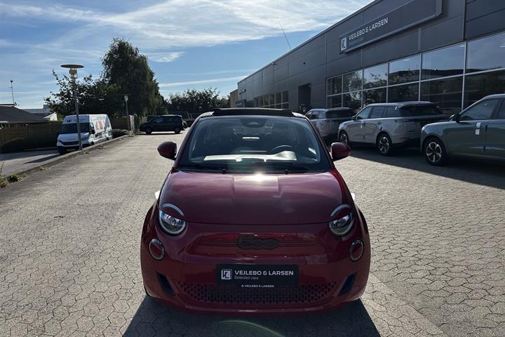 Rød Fiat 500e fra 2023