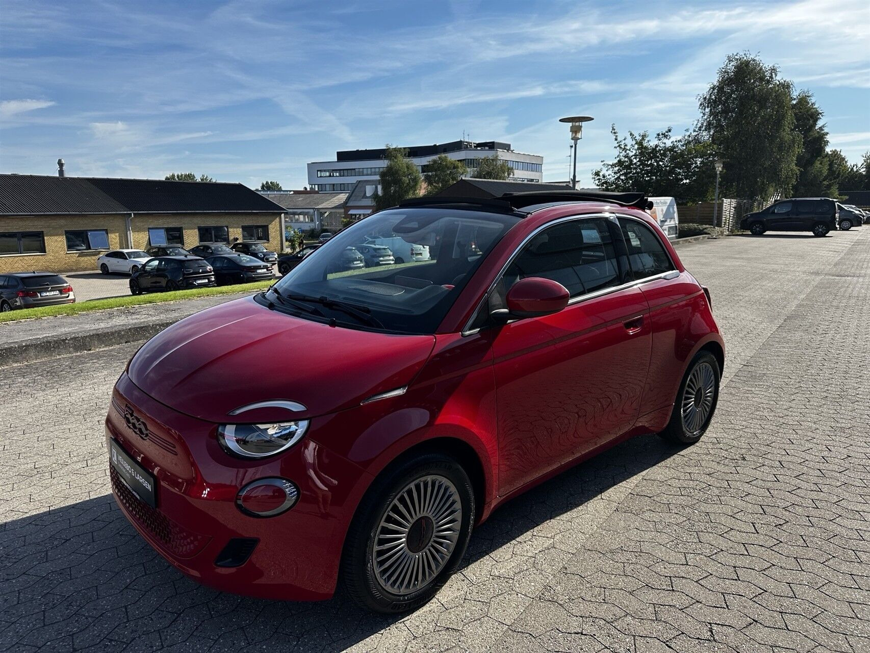 Rød Fiat 500e fra 2023