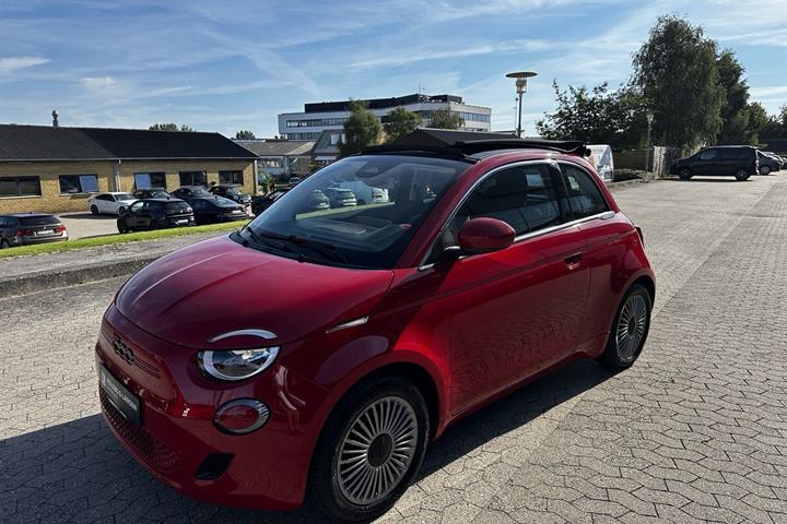 Rød Fiat 500e fra 2023