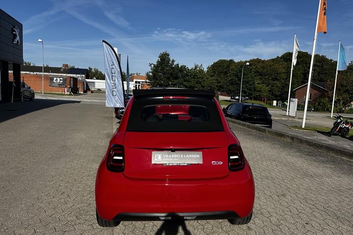 Rød Fiat 500e fra 2023