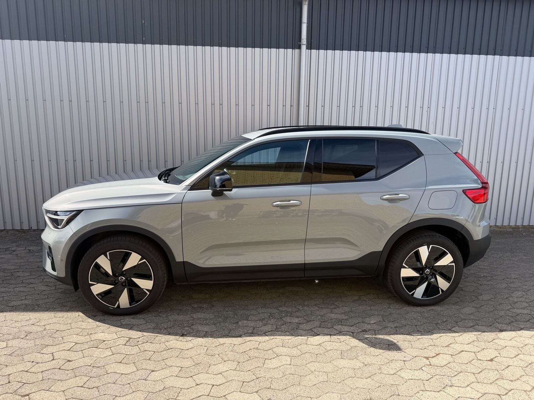 Grå Volvo EX40 fra 2025