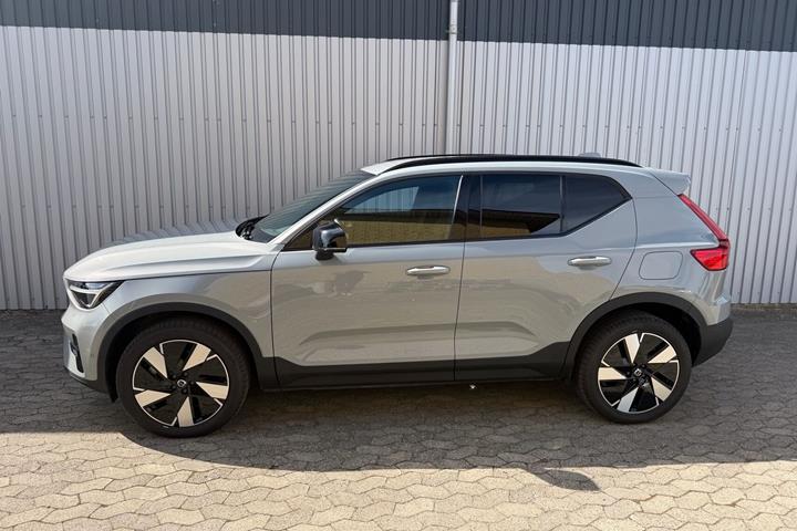 Grå Volvo EX40 fra 2025