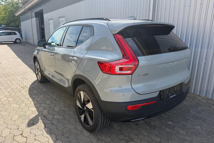 Grå Volvo EX40 fra 2025