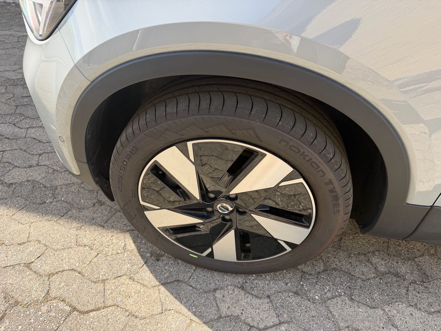 Grå Volvo EX40 fra 2025
