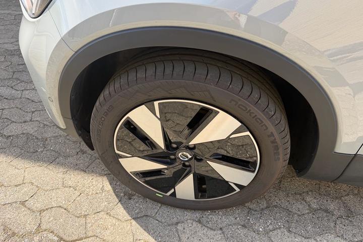 Grå Volvo EX40 fra 2025