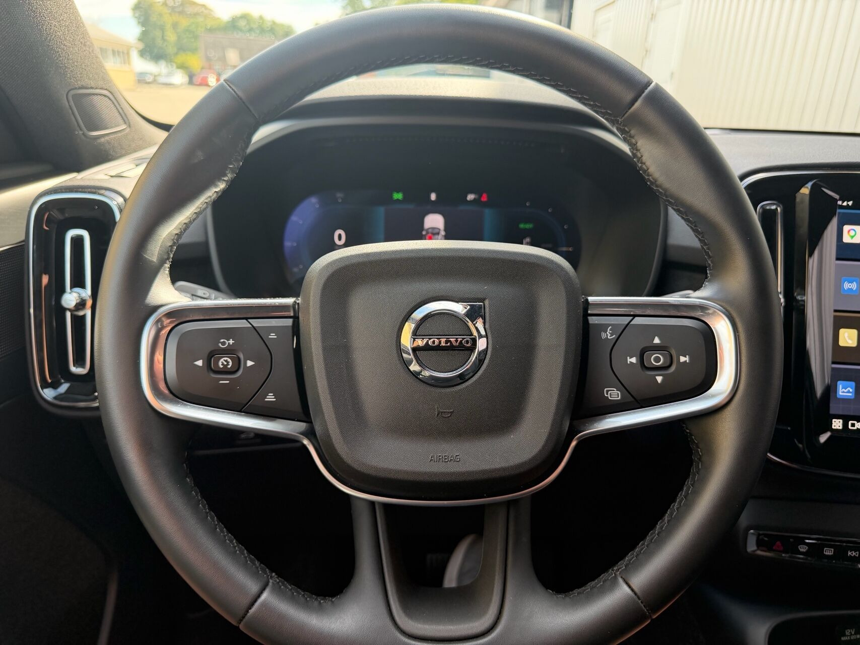 Grå Volvo EX40 fra 2025