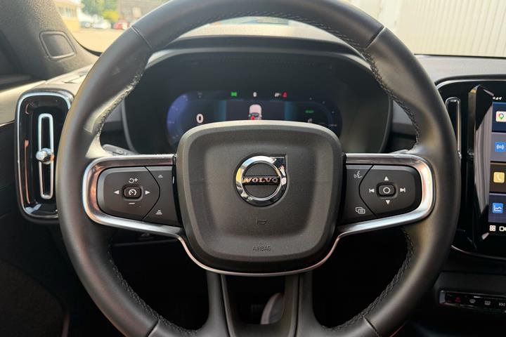 Grå Volvo EX40 fra 2025