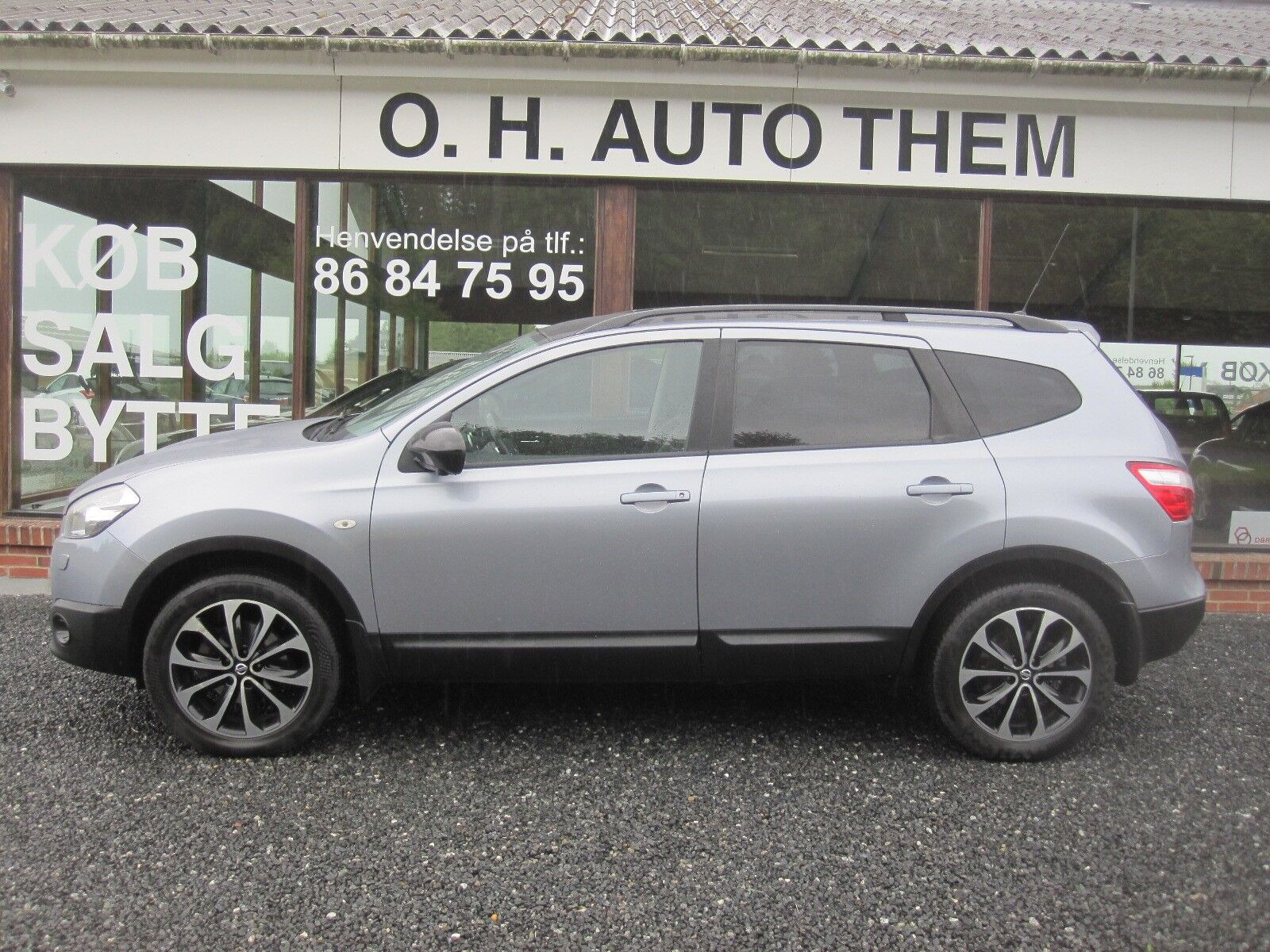 Blå Nissan Qashqai+2 fra 2013