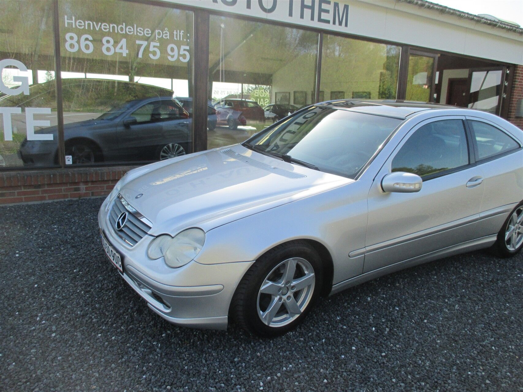 Sølv Mercedes C200 fra 2001