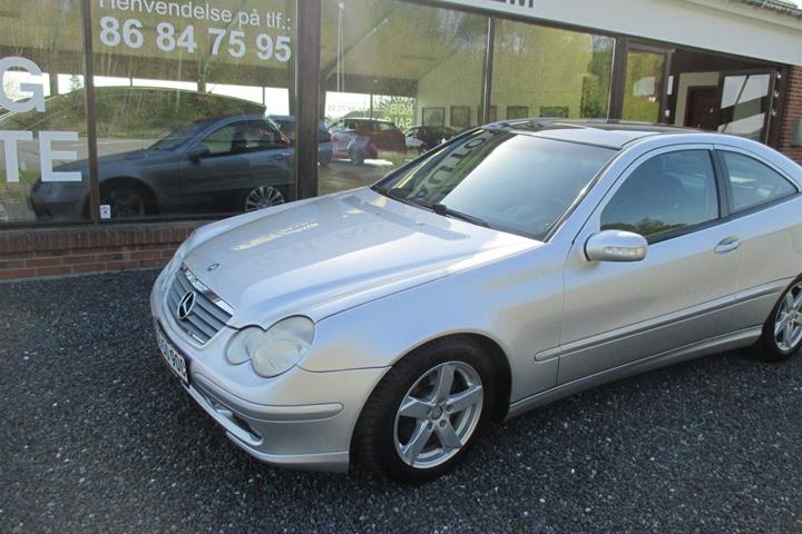 Sølv Mercedes C200 fra 2001