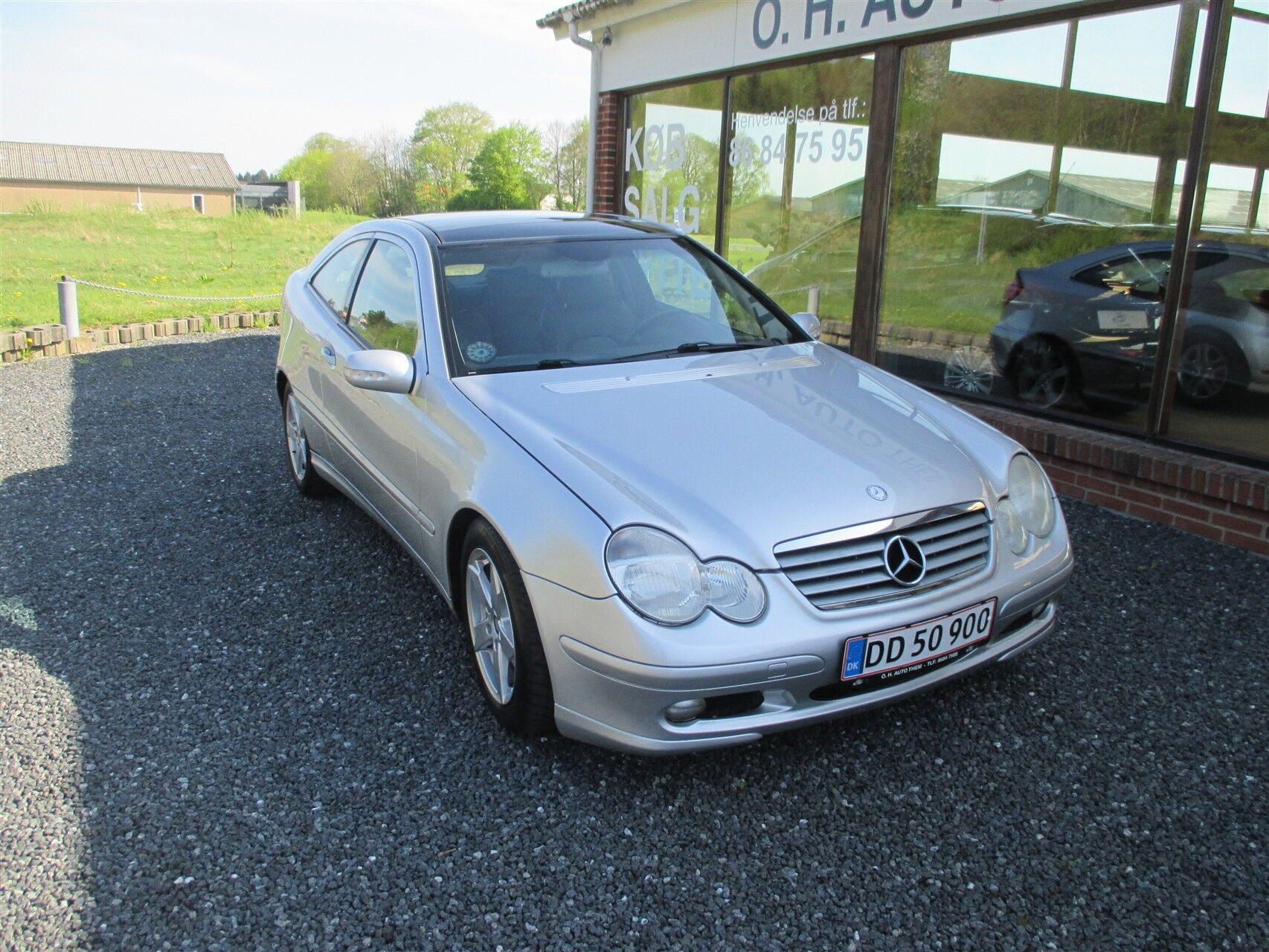 Sølv Mercedes C200 fra 2001