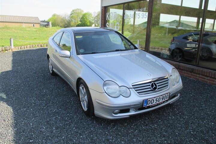 Sølv Mercedes C200 fra 2001