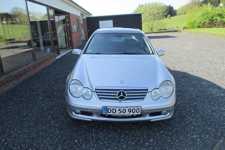 Sølv Mercedes C200 fra 2001