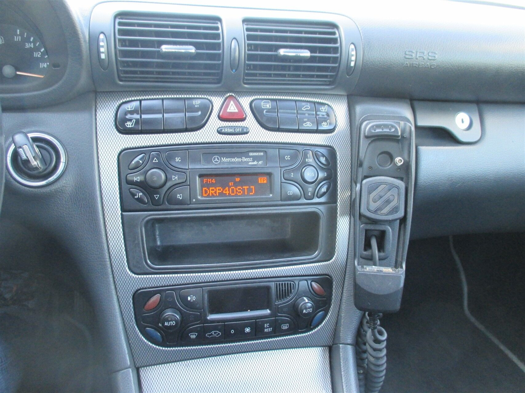 Sølv Mercedes C200 fra 2001