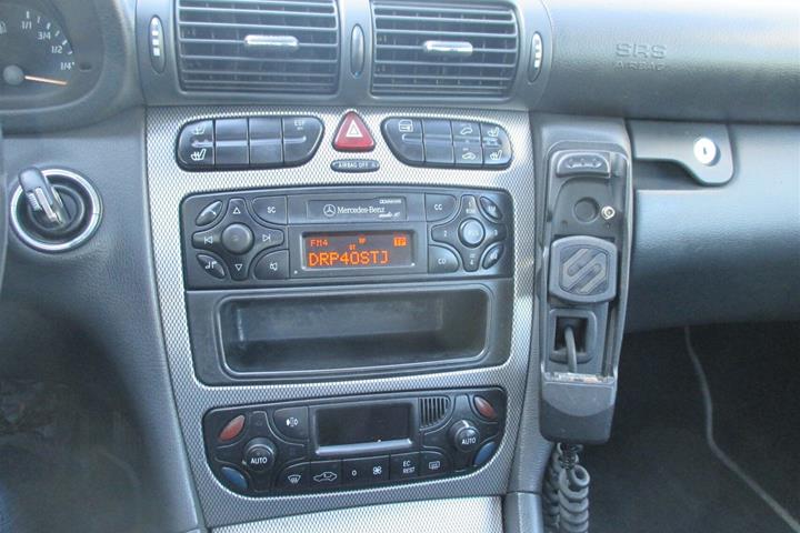 Sølv Mercedes C200 fra 2001